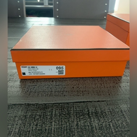 Hermès Orange Box, 7.5”x7.5”x2”, belt box. - Picture 3 of 4